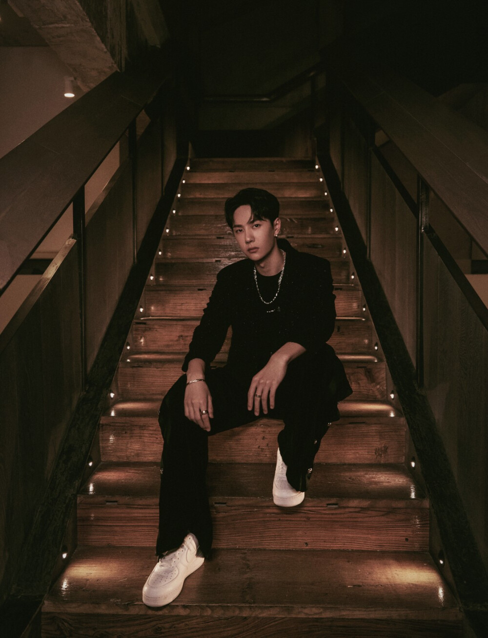 yibo-official: 时装为电影着色,故事令时装鲜活,楼梯走廊漫步徜徉