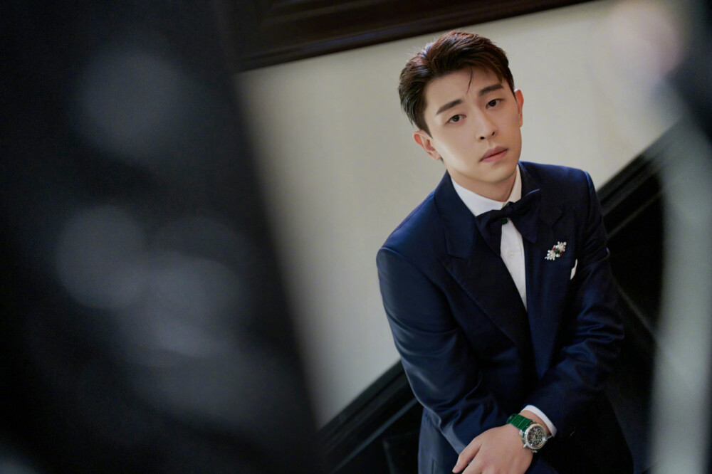 邓伦 楼梯间复古大片
