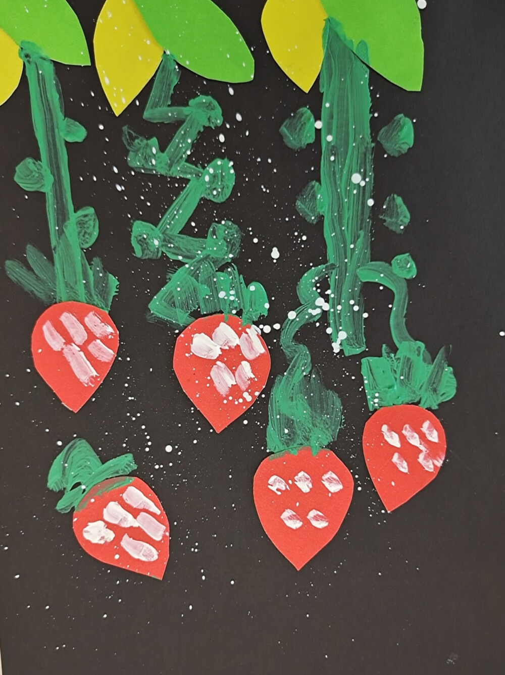 《草莓是红色的》 材料:硬卡纸,水粉颜料