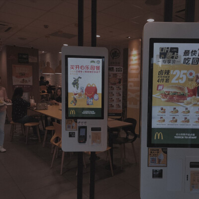 背景图 | 灰色系
我在黄昏写上一封书信，载着落日的余晖和银河的浪漫，寄给你，寄给温柔本身。