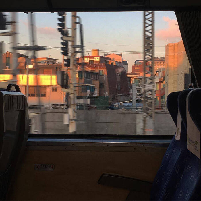 I'm waiting 的意思是我在等你 发音是爱慕未停 我对你的爱慕从未停止 我也在等你喜欢我