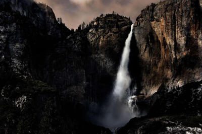 优胜美地瀑布
春季时的优胜美地瀑布（Yosemite Falls）。 Photograph by Ken Greenwood