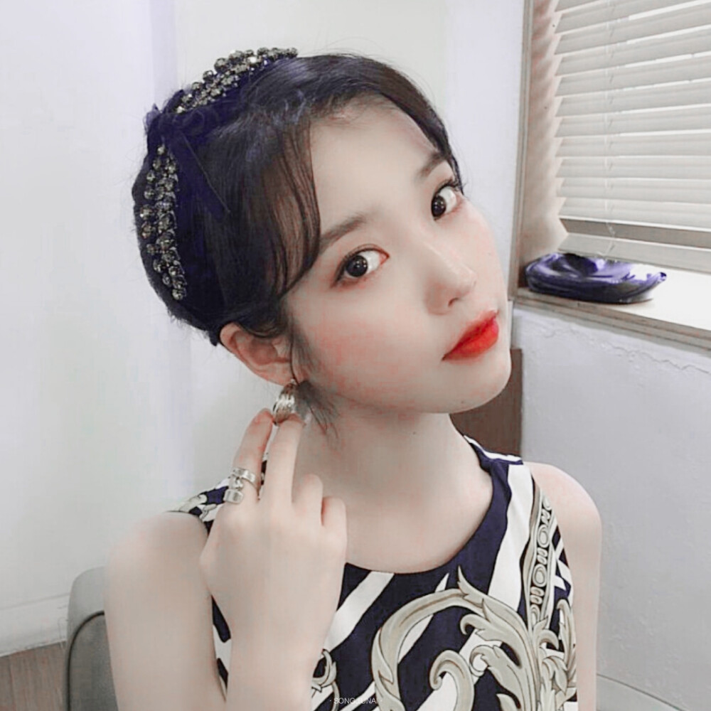 IU。
欧尼好漂亮！