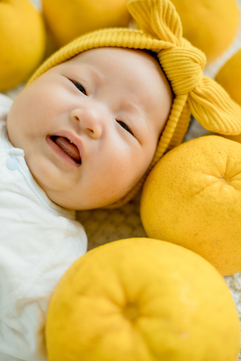 柚香柚甜
摄影：洪小漩
出镜：菲比
生完孩子后，我便和所有新手妈妈一样，再也不知道整觉为何物。
经历了宝宝住院不得不每日送奶的漫长两周后，我和阿科以及婆婆终于把菲比接回了家。
在出租车上，阿科小心翼翼抱着菲比，和我说：老婆，我觉得她都不记得我了。
我哑然失笑：她压根就还没认得你好么。
阿科对我的小小嘲弄置若罔闻，只顾着一眼盯着女儿，似乎要看个真切，确定这到底是不是我们之前送进NICU的孩子。
自从宝宝接回家，我前一个半月几乎不曾抱过她。对那么一团软乎乎的小肉肉，我着实束手无策。而且，我似乎还没适应妈妈这个新身份，很长时间都没有萌生大家口中那种“孩子就是我的生命”的感觉。
为此