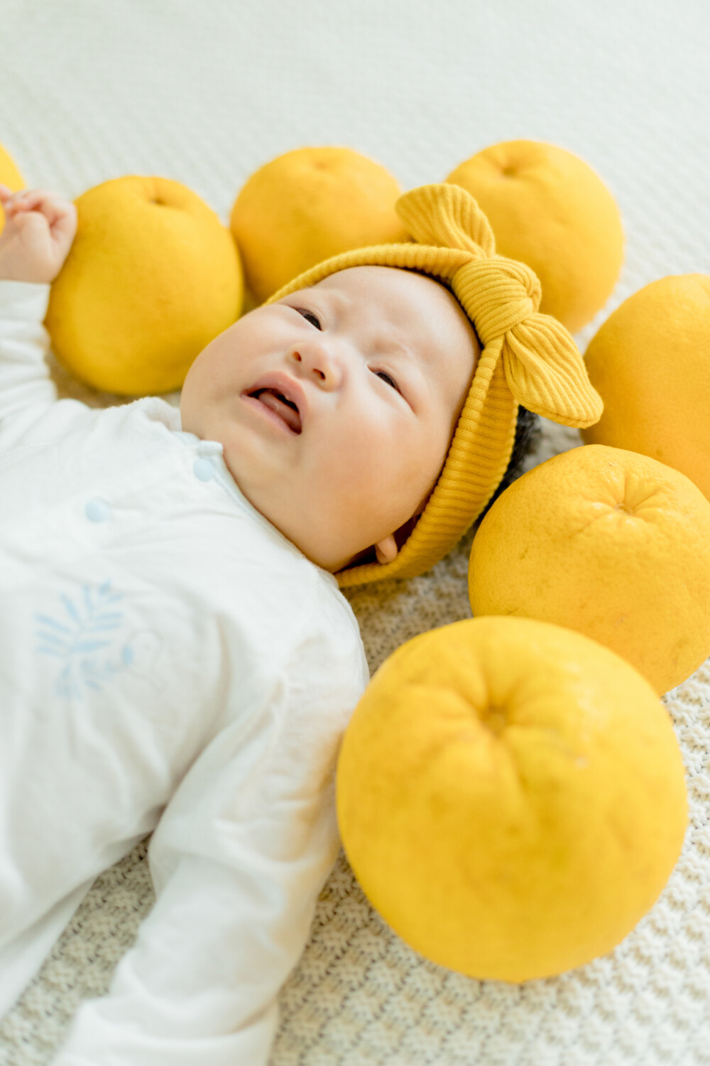 柚香柚甜
摄影：洪小漩
出镜：菲比
生完孩子后，我便和所有新手妈妈一样，再也不知道整觉为何物。
经历了宝宝住院不得不每日送奶的漫长两周后，我和阿科以及婆婆终于把菲比接回了家。
在出租车上，阿科小心翼翼抱着菲比，和我说：老婆，我觉得她都不记得我了。
我哑然失笑：她压根就还没认得你好么。
阿科对我的小小嘲弄置若罔闻，只顾着一眼盯着女儿，似乎要看个真切，确定这到底是不是我们之前送进NICU的孩子。
自从宝宝接回家，我前一个半月几乎不曾抱过她。对那么一团软乎乎的小肉肉，我着实束手无策。而且，我似乎还没适应妈妈这个新身份，很长时间都没有萌生大家口中那种“孩子就是我的生命”的感觉。
为此