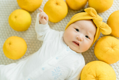 柚香柚甜
摄影：洪小漩
出镜：菲比
生完孩子后，我便和所有新手妈妈一样，再也不知道整觉为何物。
经历了宝宝住院不得不每日送奶的漫长两周后，我和阿科以及婆婆终于把菲比接回了家。
在出租车上，阿科小心翼翼…