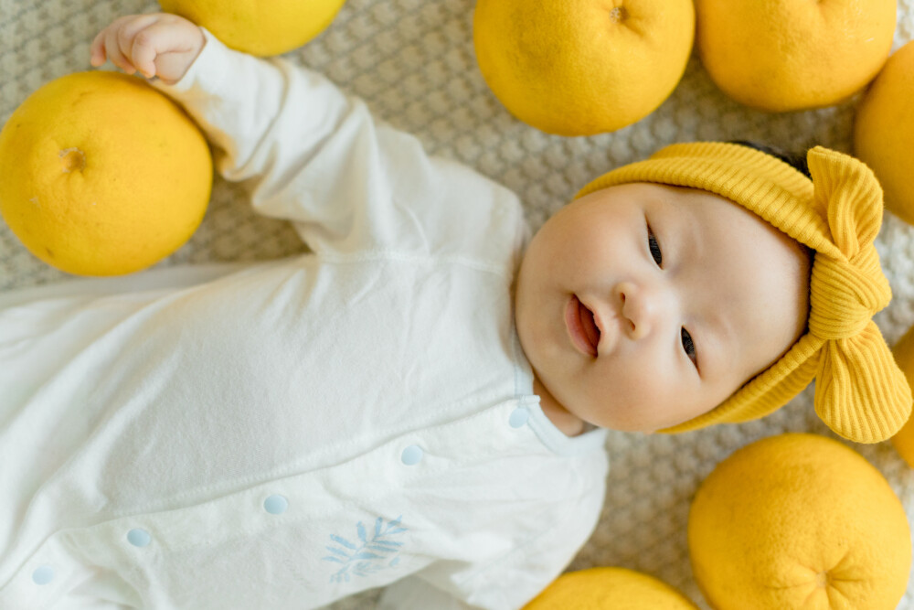 柚香柚甜
摄影：洪小漩
出镜：菲比
生完孩子后，我便和所有新手妈妈一样，再也不知道整觉为何物。
经历了宝宝住院不得不每日送奶的漫长两周后，我和阿科以及婆婆终于把菲比接回了家。
在出租车上，阿科小心翼翼抱着菲比，和我说：老婆，我觉得她都不记得我了。
我哑然失笑：她压根就还没认得你好么。
阿科对我的小小嘲弄置若罔闻，只顾着一眼盯着女儿，似乎要看个真切，确定这到底是不是我们之前送进NICU的孩子。
自从宝宝接回家，我前一个半月几乎不曾抱过她。对那么一团软乎乎的小肉肉，我着实束手无策。而且，我似乎还没适应妈妈这个新身份，很长时间都没有萌生大家口中那种“孩子就是我的生命”的感觉。
为此