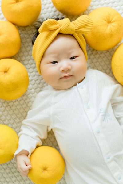 柚香柚甜
摄影：洪小漩
出镜：菲比
生完孩子后，我便和所有新手妈妈一样，再也不知道整觉为何物。
经历了宝宝住院不得不每日送奶的漫长两周后，我和阿科以及婆婆终于把菲比接回了家。
在出租车上，阿科小心翼翼…