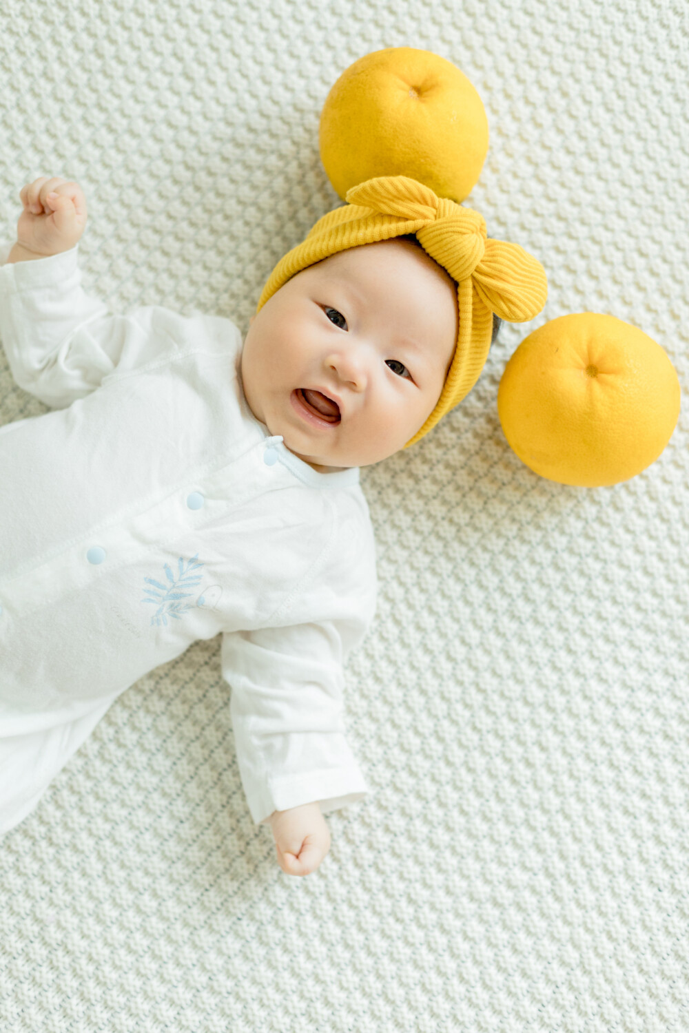 柚香柚甜
摄影：洪小漩
出镜：菲比
生完孩子后，我便和所有新手妈妈一样，再也不知道整觉为何物。
经历了宝宝住院不得不每日送奶的漫长两周后，我和阿科以及婆婆终于把菲比接回了家。
在出租车上，阿科小心翼翼抱着菲比，和我说：老婆，我觉得她都不记得我了。
我哑然失笑：她压根就还没认得你好么。
阿科对我的小小嘲弄置若罔闻，只顾着一眼盯着女儿，似乎要看个真切，确定这到底是不是我们之前送进NICU的孩子。
自从宝宝接回家，我前一个半月几乎不曾抱过她。对那么一团软乎乎的小肉肉，我着实束手无策。而且，我似乎还没适应妈妈这个新身份，很长时间都没有萌生大家口中那种“孩子就是我的生命”的感觉。
为此