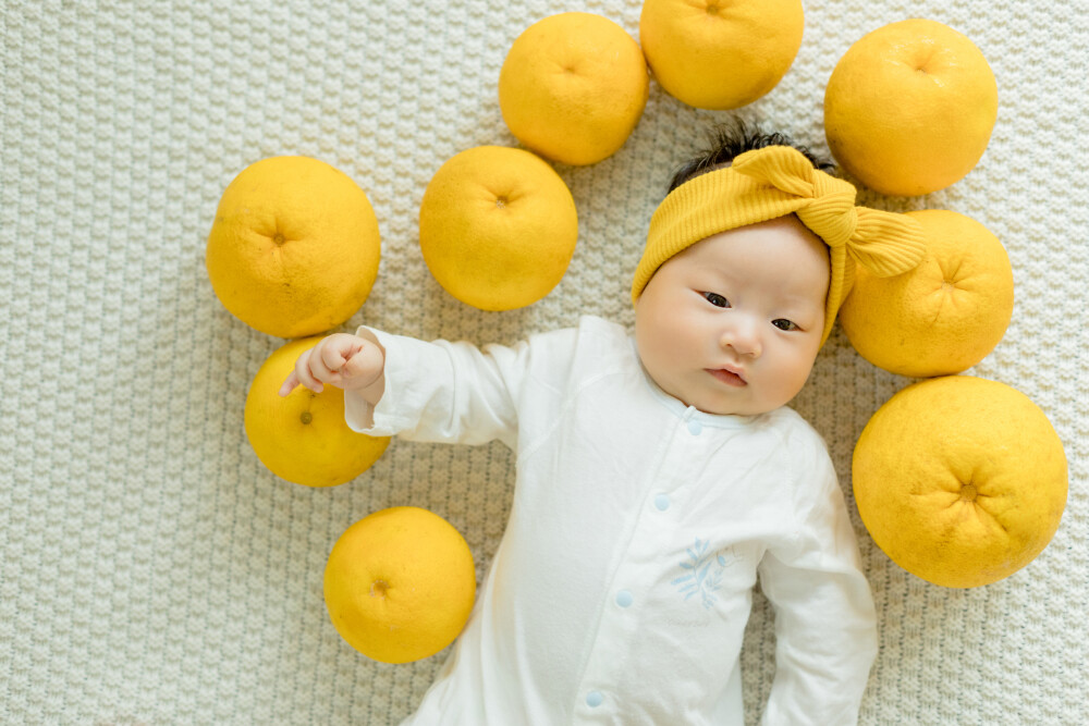 柚香柚甜
摄影：洪小漩
出镜：菲比
生完孩子后，我便和所有新手妈妈一样，再也不知道整觉为何物。
经历了宝宝住院不得不每日送奶的漫长两周后，我和阿科以及婆婆终于把菲比接回了家。
在出租车上，阿科小心翼翼抱着菲比，和我说：老婆，我觉得她都不记得我了。
我哑然失笑：她压根就还没认得你好么。
阿科对我的小小嘲弄置若罔闻，只顾着一眼盯着女儿，似乎要看个真切，确定这到底是不是我们之前送进NICU的孩子。
自从宝宝接回家，我前一个半月几乎不曾抱过她。对那么一团软乎乎的小肉肉，我着实束手无策。而且，我似乎还没适应妈妈这个新身份，很长时间都没有萌生大家口中那种“孩子就是我的生命”的感觉。
为此