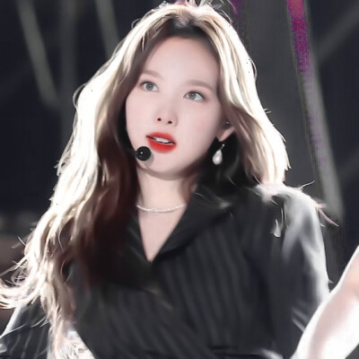 接近光 靠近光 成為光 散發(fā)光
·Nayeon