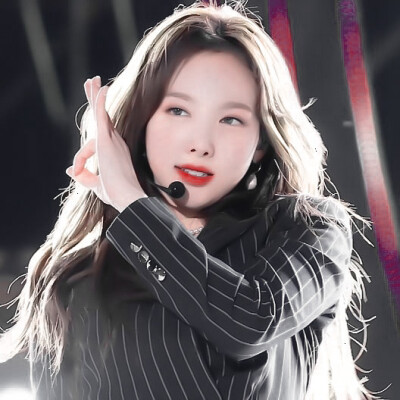 接近光 靠近光 成為光 散發(fā)光
·Nayeon