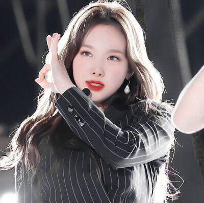 接近光 靠近光 成為光 散發(fā)光
·Nayeon