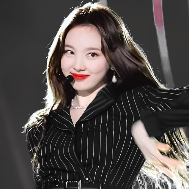 接近光 靠近光 成為光 散發(fā)光
·Nayeon