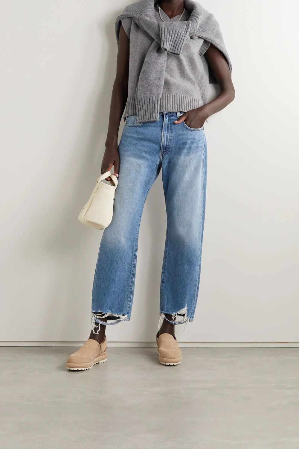 denimist 这款牛仔裤经过夸张的褪色处理,且裤脚配有