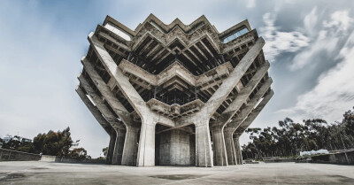 自从柯布西耶（Le Corbusier）运用粗制混凝土或无饰面混凝土构建野兽派建筑后，这类建筑很快取代了学院派，成为了政府或机构的办公场所。