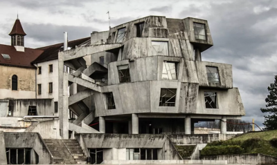 自从柯布西耶（Le Corbusier）运用粗制混凝土或无饰面混凝土构建野兽派建筑后，这类建筑很快取代了学院派，成为了政府或机构的办公场所。