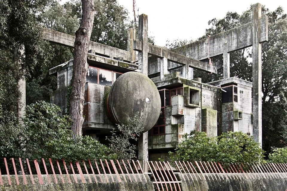 自从柯布西耶（Le Corbusier）运用粗制混凝土或无饰面混凝土构建野兽派建筑后，这类建筑很快取代了学院派，成为了政府或机构的办公场所。