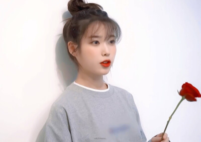 IU | 2021年台历拍摄花絮
cr:边五爷