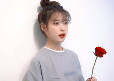 IU | 2021年台历拍摄花絮
cr:边五爷