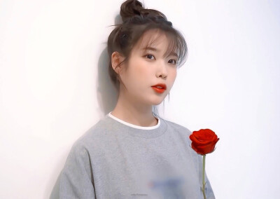 IU | 2021年台历拍摄花絮
cr:边五爷