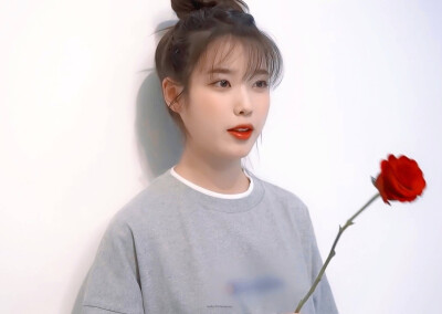 IU | 2021年台历拍摄花絮
cr:边五爷