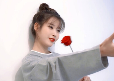 IU | 2021年台历拍摄花絮
cr:边五爷