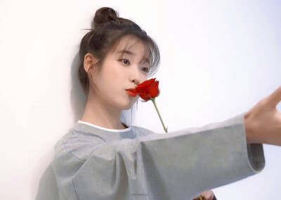 IU | 2021年台历拍摄花絮
cr:边五爷