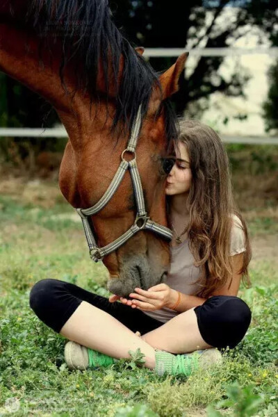 马和美女素材