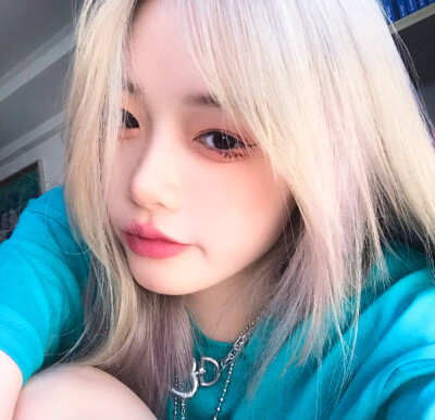 女