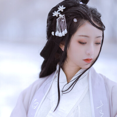 “当坊间最善舞的女儿死了，京城就该有一场大雪。”
微博自截 古风汉服女生头像