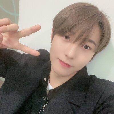 黄仁俊微博更新自拍：今天直播非常的开心，和大家聊了很多好玩的和好吃的也希望大家今天晚上能够度过一个美好的夜晚 ​​​