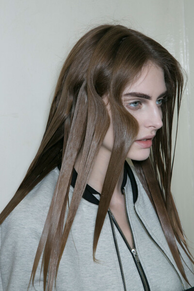 后台
Auguste Abeliunaite @ Ann Demeulemeester S/S 2014
Backstage