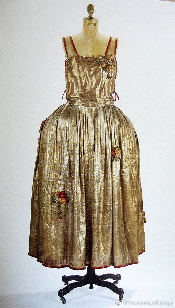 1920年代出自Jeanne Lanvin之手的Robe de Style
这种Robe de Style其实是指1920年代一种很奇特的有宽裙摆的连衣裙款式，它与20年代流行的直筒裙完全不同，它取材自18世纪洛可可女装，是一种复古风格的裙子。这种风格的裙子上半身有修身的款式也有直筒低腰的款式，下半身则是装有裙撑的宽大裙摆。