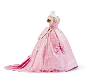 1865 粉色波纹绸舞会礼服 ​​