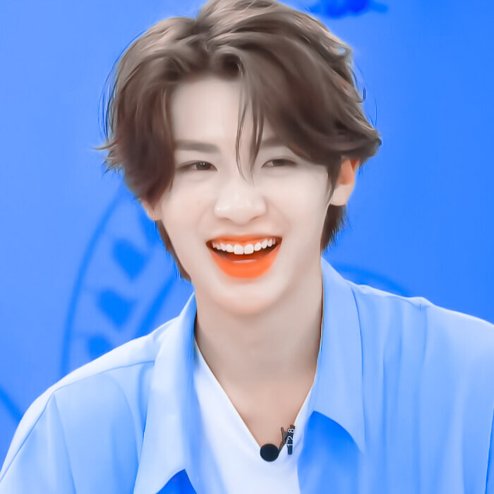 黄明昊
希望冬天的风能把你200％的不开心给吹散。
原江纪然