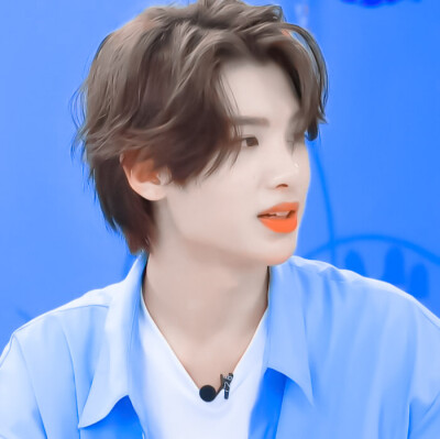 黄明昊
希望冬天的风能把你200％的不开心给吹散。
原江纪然