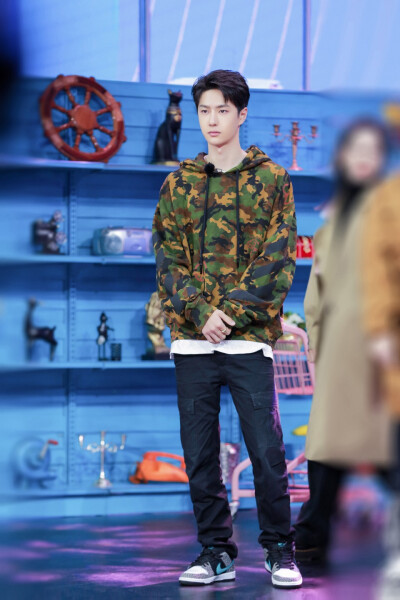 YIBO-OFFICIAL：
#天天向上王一博#
今晚十点，天天兄弟们的二手快闪店即将营业！准备好去探店，看看王老板@UNIQ-王一博 这次又有哪些二手好物分享，把闲置变成吸睛单品。[哈哈] ​​​