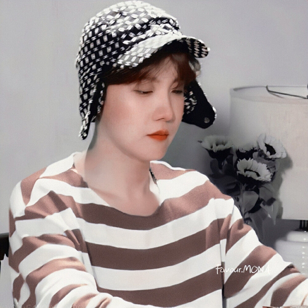 # 你问我下节是什么课 我只记得学校小卖部卖焦糖巧克力 我爱你不止焦糖巧克力的限定 而是一年又一年_
原截许漫