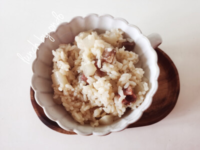 今天午餐～
简简单单的香肠萝卜焖饭&甜豆花(＞ڡ＜)
甜豆花里面加了花生和黄豆面超好吃的～