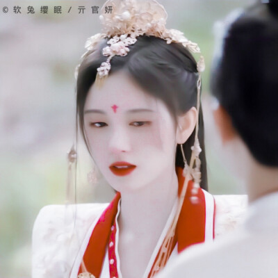 #鞠婧祎
一身詩(shī)意千尋瀑，萬古人間四月天。
二傳標(biāo)注堆糖軟兔纓眠/亓官妍 | 原截堆糖宋小椰