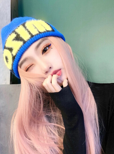 A.Lily。
帽子控女头自截。