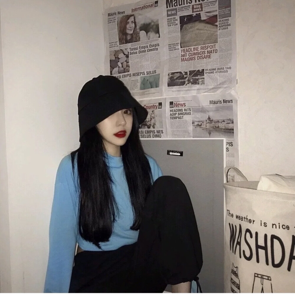 A.Lily。
帽子控女头自截。