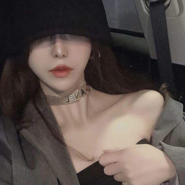 A.Lily。
帽子控女头自截。