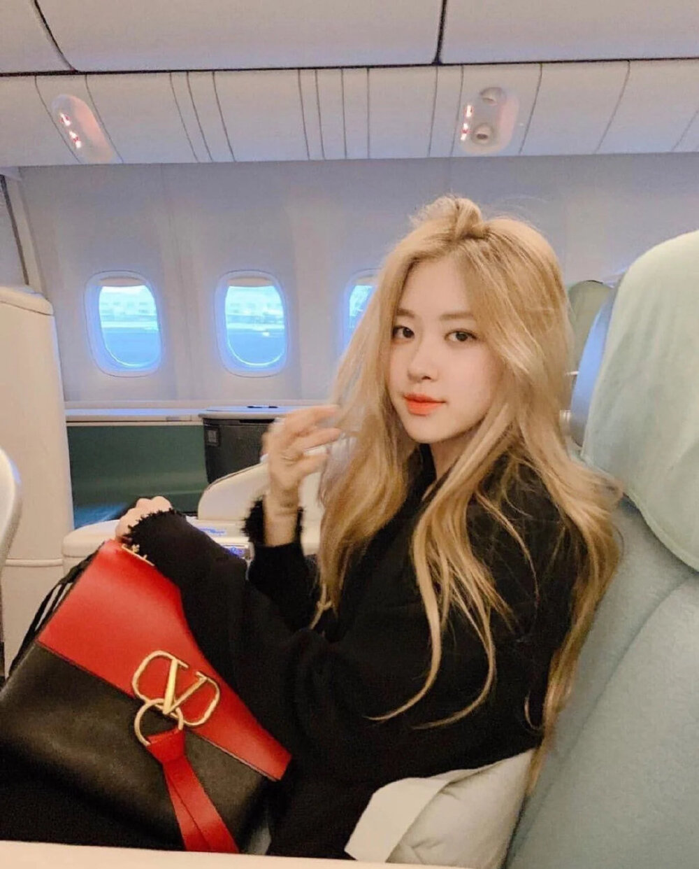 BLACKPINK Rosé 头像 美图
“骑士玫瑰与枪，随时为Rosé女士待命”
