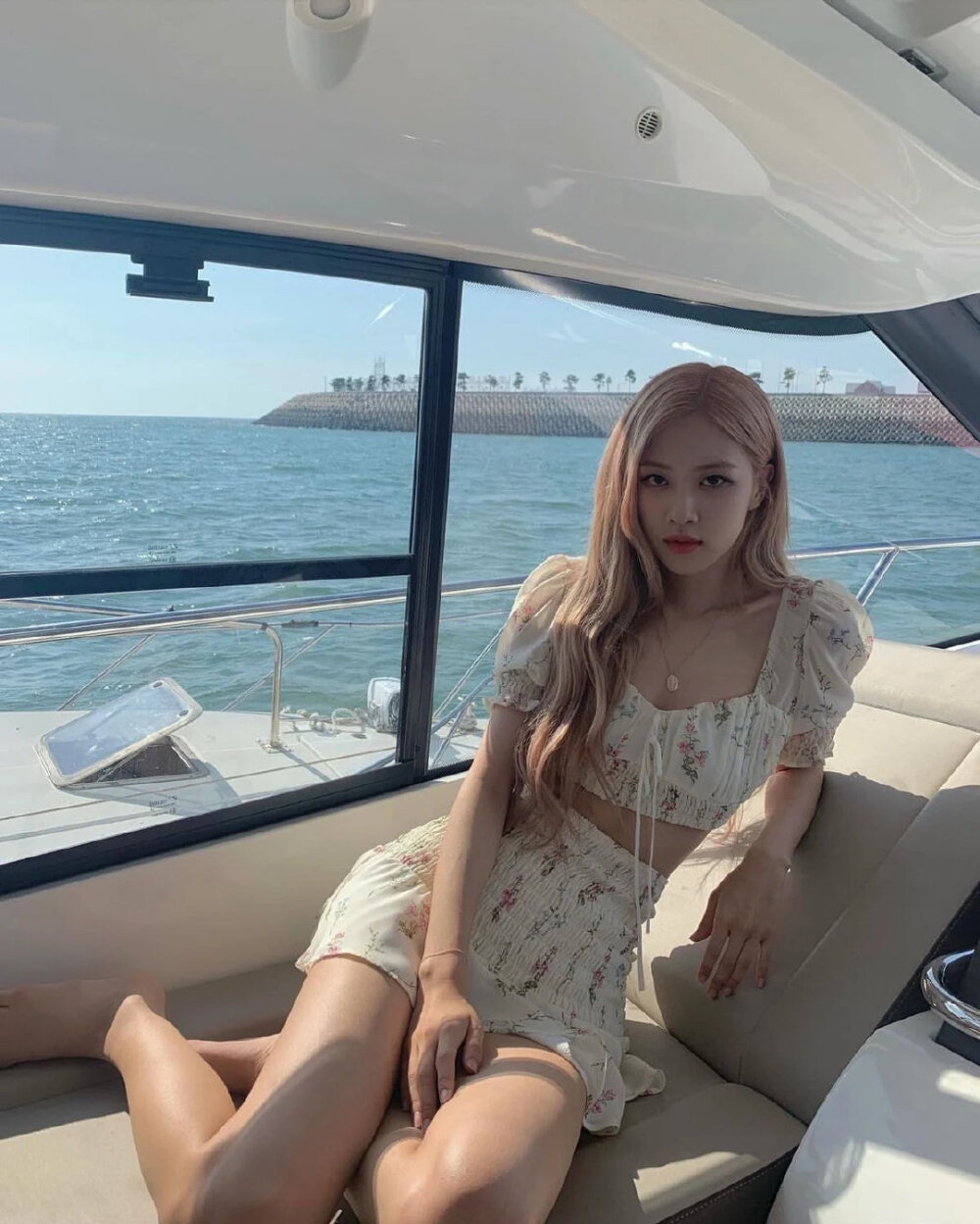 BLACKPINK Rosé 头像 美图
“骑士玫瑰与枪，随时为Rosé女士待命”
