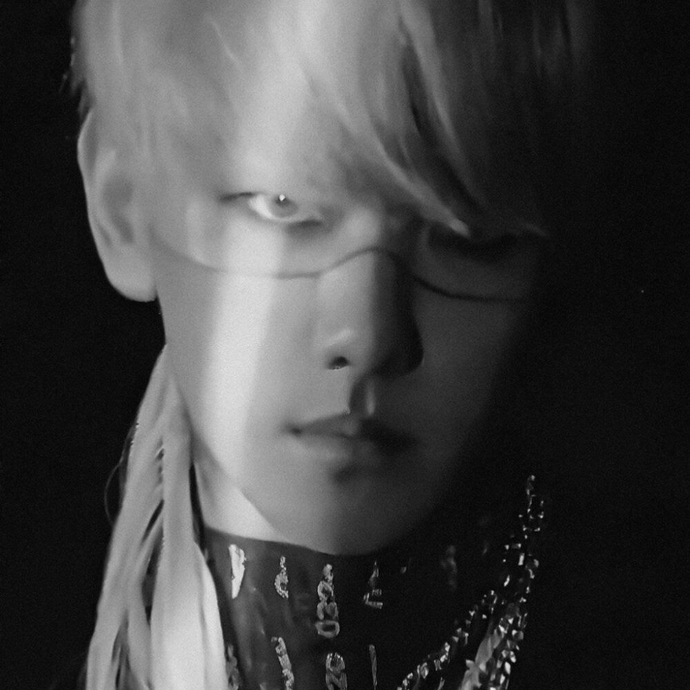  ——扼杀他,我是所羅門死徒
“你是我的长期猎物。”
“要是握不住，以后就教你握别的枪。”