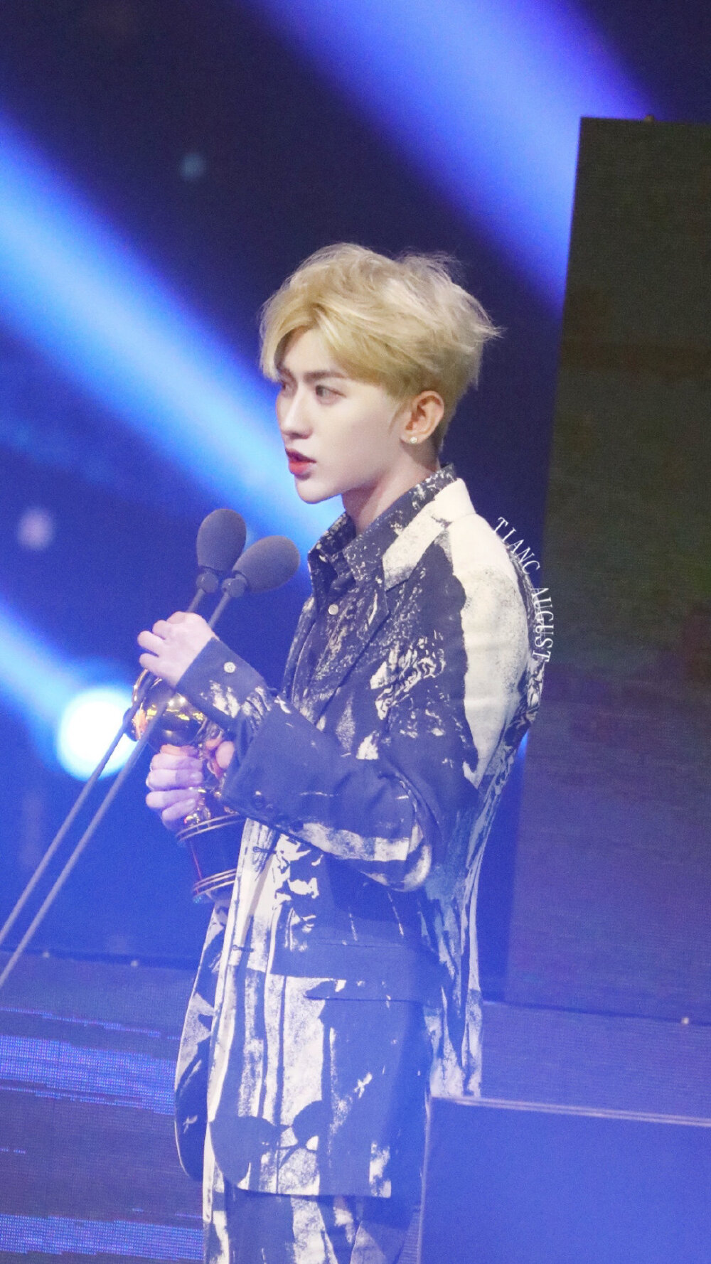 2020125咪咕汇盛典蔡徐坤