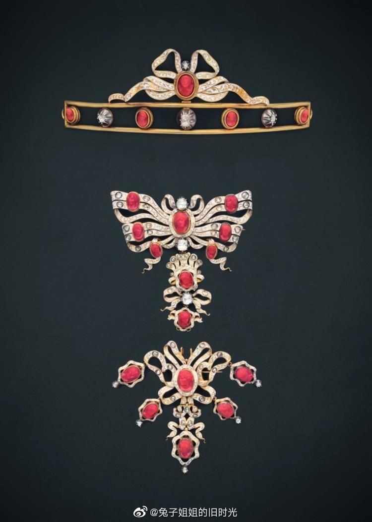 艺术 | 艺术家
黄金宝石套装
卡斯泰拉尼 Castellani 作品