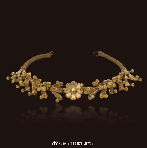 艺术 | 艺术家
黄金宝石套装
卡斯泰拉尼 Castellani 作品